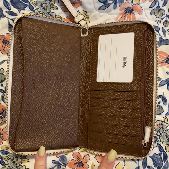 New White Coach wristlet wallet with larger inside pocket for phone or checkbook - Picture 4 of 8